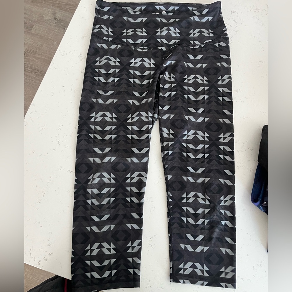 Old Navy work out capris, size Large, EUC